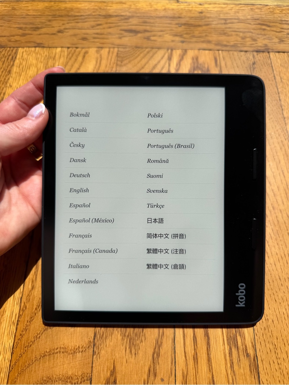 Like New - Kobo Sage E-Reader Tablet in Black + Green SleepCover